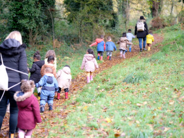 Des enfants se promènent dans le parc du Bois-Jo accompagnés de leur enseignante