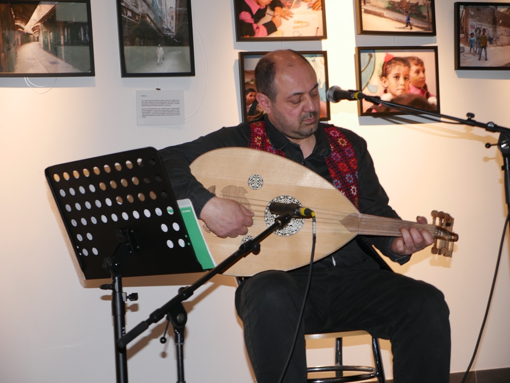 Ahmad Dari en train de chanter et de jouer du oud.