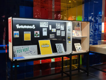 Vitrine d'exposition contenant des livres, couvertures et affiches illustrant le travail graphique d'Etienne Robial pour le monde de l'édition