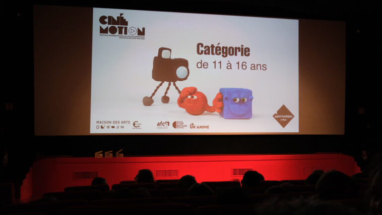 Dans la salle du Lutétia, l'annonce d'une remise de prix du festival Cinémotion est projetée à l'écran