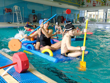 Des enfants lors d'une compétition de radeaux en mousse dans la piscine Ernest-Renan.